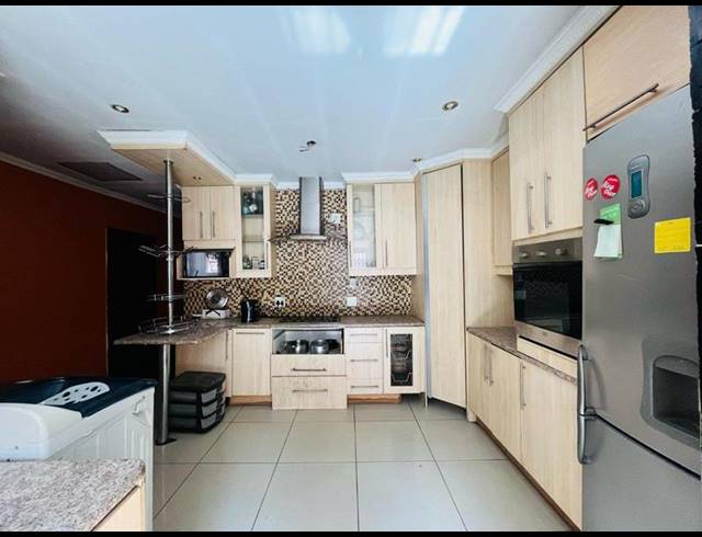 8 BEDROOM HOUSE FOR SALE IN PRETORIA WEST